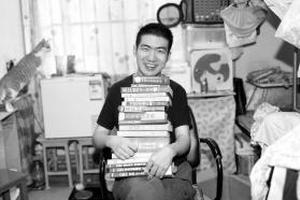 10月23日，中南大学铁道校区，莫天池抱着他这两年看过的部分英语书。图/记者华剑