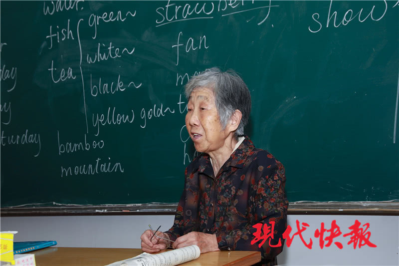 三个女儿出国留学 老太太80岁开始学英语